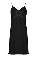 Koszulka nocna z delikatnej wiskozy, dekolt i pas ozdobiony koronką.
Wąskie ramiączko z regulacją, długość przed kolano.
Skład surowcowy: 94% Wiskoza, 6% Elastan.
 