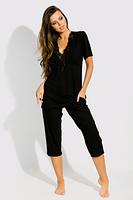 Piżamka z delikatnej wiskozy.
Góra z krótkim rękawem, dekolt z koronką.
Dół stanowią gładkie spodenki z gumką w pasie. Długość spodni-3/4
Skład surowcowy: 94% Wiskoza, 6% Elastan.
 