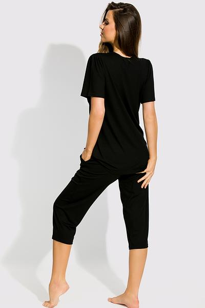 Piżamka z delikatnej wiskozy.
Góra z krótkim rękawem, dekolt z koronką.
Dół stanowią gładkie spodenki z gumką w pasie. Długość spodni-3/4
Skład surowcowy: 94% Wiskoza, 6% Elastan.
 