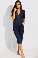 Piżamka z delikatnej wiskozy.
Góra z krótkim rękawem, dekolt z koronką.
Dół stanowią gładkie spodenki z gumką w pasie. Długość spodni-3/4
Skład surowcowy: 94% Wiskoza, 6% Elastan.
 