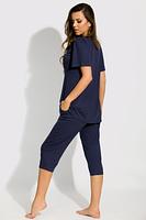 Piżamka z delikatnej wiskozy.
Góra z krótkim rękawem, dekolt z koronką.
Dół stanowią gładkie spodenki z gumką w pasie. Długość spodni-3/4
Skład surowcowy: 94% Wiskoza, 6% Elastan.
 