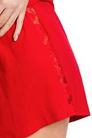 Piżamka z delikatnej wiskozy.
Góra na wąskich ramiączkach z regulacją, dekolt z koronką.
Dół stanowią krótkie gładkie spodenki z gumką w pasie. Na bokach spodenek wstawka z koronki.
Skład surowcowy: 94% Wiskoza, 6% Elastan.
 