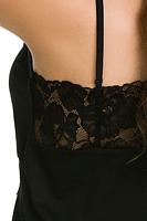 Piżamka z delikatnej wiskozy.
Góra na wąskich ramiączkach z regulacją, dekolt z koronką.
Dół stanowią krótkie gładkie spodenki z gumką w pasie. Na bokach spodenek wstawka z koronki.
Skład surowcowy: 94% Wiskoza, 6% Elastan.
 