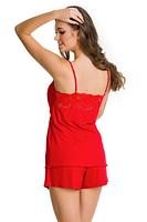 Piżamka z delikatnej wiskozy.
Góra na wąskich ramiączkach z regulacją, dekolt z koronką.
Dół stanowią krótkie gładkie spodenki z gumką w pasie. Na bokach spodenek wstawka z koronki.
Skład surowcowy: 94% Wiskoza, 6% Elastan.
 