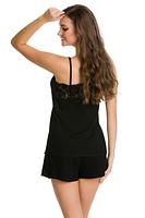 Piżamka z delikatnej wiskozy.
Góra na wąskich ramiączkach z regulacją, dekolt z koronką.
Dół stanowią krótkie gładkie spodenki z gumką w pasie. Na bokach spodenek wstawka z koronki.
Skład surowcowy: 94% Wiskoza, 6% Elastan.
 