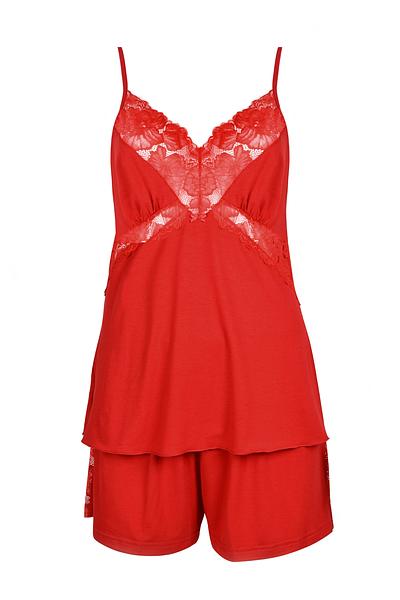 Piżamka z delikatnej wiskozy.
Góra na wąskich ramiączkach z regulacją, dekolt z koronką.
Dół stanowią krótkie gładkie spodenki z gumką w pasie. Na bokach spodenek wstawka z koronki.
Skład surowcowy: 94% Wiskoza, 6% Elastan.
 