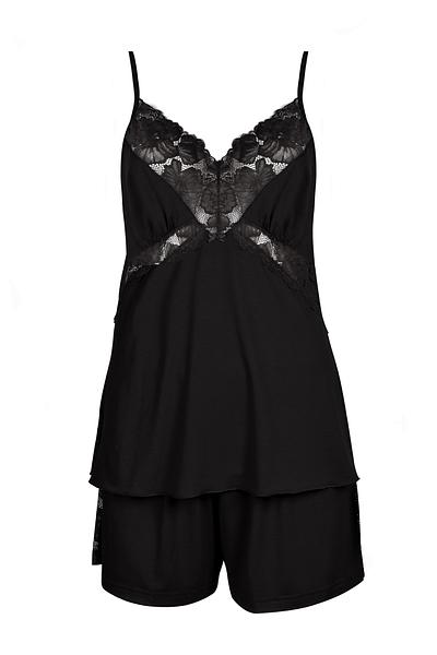 Piżamka z delikatnej wiskozy.
Góra na wąskich ramiączkach z regulacją, dekolt z koronką.
Dół stanowią krótkie gładkie spodenki z gumką w pasie. Na bokach spodenek wstawka z koronki.
Skład surowcowy: 94% Wiskoza, 6% Elastan.
 