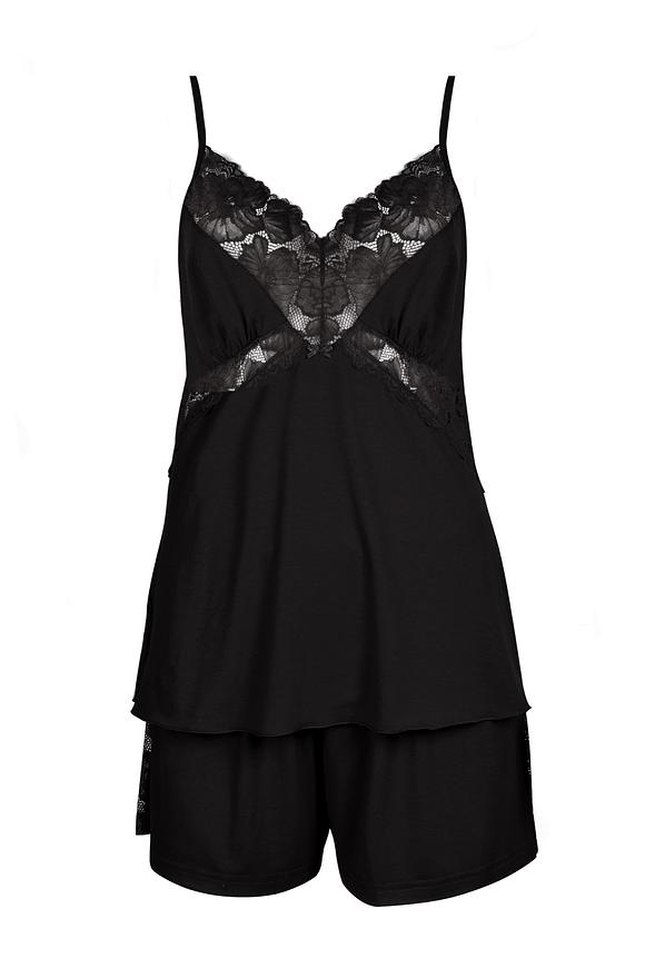 Piżamka z delikatnej wiskozy.
Góra na wąskich ramiączkach z regulacją, dekolt z koronką.
Dół stanowią krótkie gładkie spodenki z gumką w pasie. Na bokach spodenek wstawka z koronki.
Skład surowcowy: 94% Wiskoza, 6% Elastan.
 