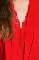 Krótki szlafrok z delikatnej wiskozy, wiązany w pasie. Rękaw o długości 3/4, zakończony koronką.
Idealne uzupełnienie koszulki lub piżamki Etna.
Skład surowcowy: 94% Wiskoza, 6% Elastan.
 