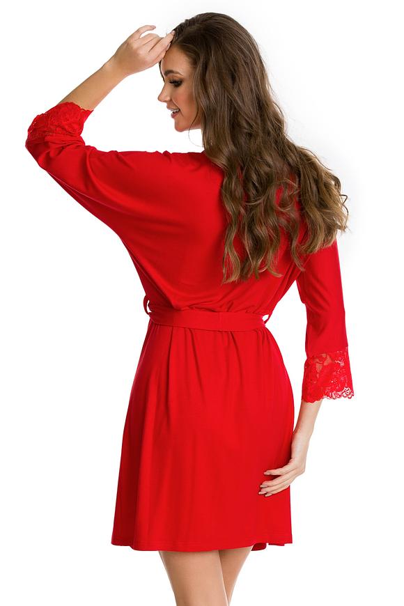 Krótki szlafrok z delikatnej wiskozy, wiązany w pasie. Rękaw o długości 3/4, zakończony koronką.
Idealne uzupełnienie koszulki lub piżamki Etna.
Skład surowcowy: 94% Wiskoza, 6% Elastan.
 