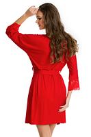 Krótki szlafrok z delikatnej wiskozy, wiązany w pasie. Rękaw o długości 3/4, zakończony koronką.
Idealne uzupełnienie koszulki lub piżamki Etna.
Skład surowcowy: 94% Wiskoza, 6% Elastan.
 