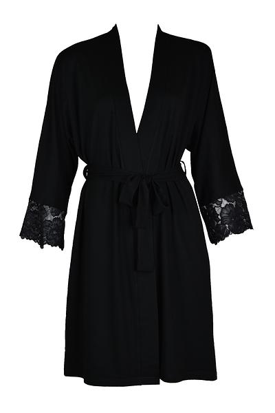 Krótki szlafrok z delikatnej wiskozy, wiązany w pasie. Rękaw o długości 3/4, zakończony koronką.
Idealne uzupełnienie koszulki lub piżamki Etna.
Skład surowcowy: 94% Wiskoza, 6% Elastan.
 