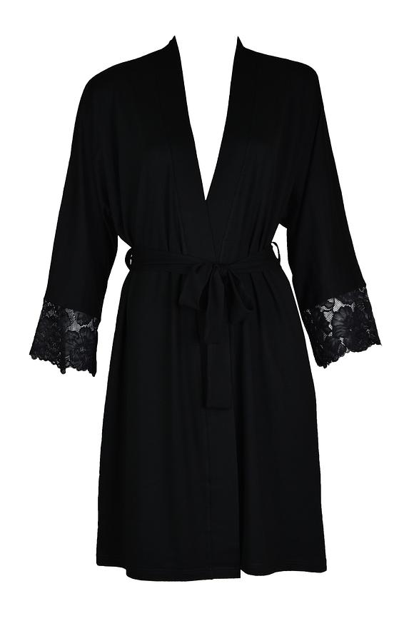 Krótki szlafrok z delikatnej wiskozy, wiązany w pasie. Rękaw o długości 3/4, zakończony koronką.
Idealne uzupełnienie koszulki lub piżamki Etna.
Skład surowcowy: 94% Wiskoza, 6% Elastan.
 