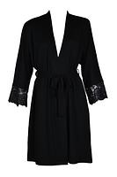 Krótki szlafrok z delikatnej wiskozy, wiązany w pasie. Rękaw o długości 3/4, zakończony koronką.
Idealne uzupełnienie koszulki lub piżamki Etna.
Skład surowcowy: 94% Wiskoza, 6% Elastan.
 