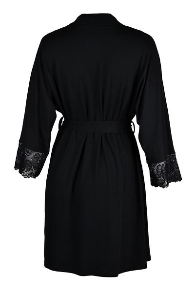 Krótki szlafrok z delikatnej wiskozy, wiązany w pasie. Rękaw o długości 3/4, zakończony koronką.
Idealne uzupełnienie koszulki lub piżamki Etna.
Skład surowcowy: 94% Wiskoza, 6% Elastan.
 