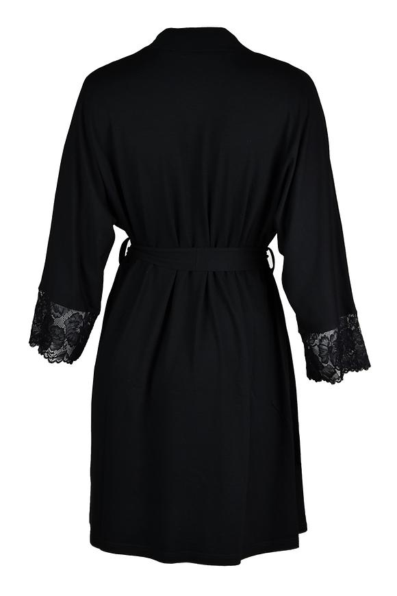 Krótki szlafrok z delikatnej wiskozy, wiązany w pasie. Rękaw o długości 3/4, zakończony koronką.
Idealne uzupełnienie koszulki lub piżamki Etna.
Skład surowcowy: 94% Wiskoza, 6% Elastan.
 