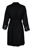 Krótki szlafrok z delikatnej wiskozy, wiązany w pasie. Rękaw o długości 3/4, zakończony koronką.
Idealne uzupełnienie koszulki lub piżamki Etna.
Skład surowcowy: 94% Wiskoza, 6% Elastan.
 