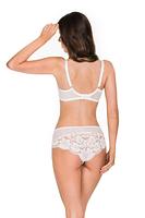 Biustonosz w konstrukcji semi soft.
Miseczki wykonane od dołu z pianki  pokrytej bogatą koronką, góra z beżowego tiulu zakończonego śmietankową lamówką.
Konstrukcja jednocześnie stabilna, unosi, zbiera biust i  doskonale go podtrzymuje .
Obwód z siatki, brak bocznej fiszbiny.
Skład surowcowy: 85%Poliamid, 10%Elastam, 5%Poliester.
 