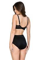 Zjawiskowe figi z wysokim stanem, boczki z tiulu, który zdobią czarne paseczki. Tył z czarnej mikrofibry, nogawki wykończone podwójnym tiulem. Kółeczka i regulatory w kolorze złota.
Skład surowcowy: 78% Poliamid, 12% Elastan, 5% Bawełna, 5% Poliester.
 
 