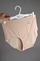 Klasyczne figi damskie z delikatnej, perforowanej mikrofibry, cienkie i delikatne wykończenie, dzięki któremu figi nie będą się odznaczać pod ubraniem
 