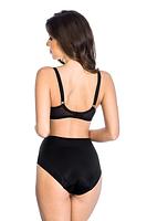 Biustonosz miękki. Miseczki w dolnej części wykonane z podwójnego tiulu. Warstwa zewnętrzna w kolorze mokka, wewnętrzna ma kolor czarny. Przeszycia przykryte czarnymi taśmami. Górna linia miseczek ozdobiona koronką, dodatkowo dekolt zdobią czarne paseczki z regulacją. Połączenie tiulu w kolorze mokka z czarnymi taśmami daje nieprzeciętny efekt tatuażu i pobudza zmysły.
Skład surowcowy: 85% Poliamid, 10% Elastan, 5% Poliester