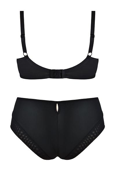 


Biustonosz typu SPACER, jego główne cechy to lekkość, oddychalność oraz trójwymiarowa struktura wykonana z materiału zwanego "spacer fabric". Miski biustonosza są stworzone z tej specjalnej tkaniny, która składa się z dwóch cienkich warstw połączonych włókniną dystansową. To zapewnia przepływ powietrza i lekkość materiału, co może być szczególnie komfortowe w codziennym noszeniu.
Dodatkowo, biustonosz posiada wszyty tiul w okolicach mostka, co może dodatkowo zwiększać komfort noszenia. Na środku biustonosza znajduje się element biżuterii, co dodaje mu estetyki i elegancji. Miski są dodatkowo wzmocnione bocznym panelem z tiulu, co może zapewniać dodatkowe wsparcie i kształtowanie biustu.
Warto zauważyć, że biustonosz nie posiada bocznych fiszbin, co może być cenione przez osoby, które preferują wygodę i naturalne dopasowanie. Boki i tył biustonosza wykonane są z mikrofibry, co może dodatkowo przyczynić się do komfortu noszenia.
Skład: 85% poliamid, 10% elastanu i 5% poliestru. 
Te składniki materiału są powszechnie używane w produkcji bielizny, zapewniając elastyczność, trwałość i komfort noszenia.



 