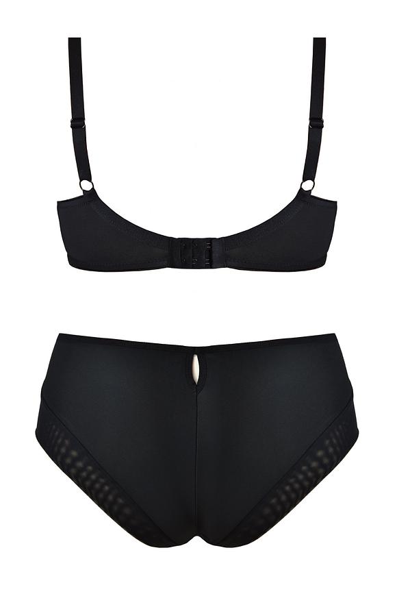 


Biustonosz typu SPACER, jego główne cechy to lekkość, oddychalność oraz trójwymiarowa struktura wykonana z materiału zwanego "spacer fabric". Miski biustonosza są stworzone z tej specjalnej tkaniny, która składa się z dwóch cienkich warstw połączonych włókniną dystansową. To zapewnia przepływ powietrza i lekkość materiału, co może być szczególnie komfortowe w codziennym noszeniu.
Dodatkowo, biustonosz posiada wszyty tiul w okolicach mostka, co może dodatkowo zwiększać komfort noszenia. Na środku biustonosza znajduje się element biżuterii, co dodaje mu estetyki i elegancji. Miski są dodatkowo wzmocnione bocznym panelem z tiulu, co może zapewniać dodatkowe wsparcie i kształtowanie biustu.
Warto zauważyć, że biustonosz nie posiada bocznych fiszbin, co może być cenione przez osoby, które preferują wygodę i naturalne dopasowanie. Boki i tył biustonosza wykonane są z mikrofibry, co może dodatkowo przyczynić się do komfortu noszenia.
Skład: 85% poliamid, 10% elastanu i 5% poliestru. 
Te składniki materiału są powszechnie używane w produkcji bielizny, zapewniając elastyczność, trwałość i komfort noszenia.



 