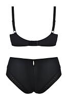 


Biustonosz typu SPACER, jego główne cechy to lekkość, oddychalność oraz trójwymiarowa struktura wykonana z materiału zwanego "spacer fabric". Miski biustonosza są stworzone z tej specjalnej tkaniny, która składa się z dwóch cienkich warstw połączonych włókniną dystansową. To zapewnia przepływ powietrza i lekkość materiału, co może być szczególnie komfortowe w codziennym noszeniu.
Dodatkowo, biustonosz posiada wszyty tiul w okolicach mostka, co może dodatkowo zwiększać komfort noszenia. Na środku biustonosza znajduje się element biżuterii, co dodaje mu estetyki i elegancji. Miski są dodatkowo wzmocnione bocznym panelem z tiulu, co może zapewniać dodatkowe wsparcie i kształtowanie biustu.
Warto zauważyć, że biustonosz nie posiada bocznych fiszbin, co może być cenione przez osoby, które preferują wygodę i naturalne dopasowanie. Boki i tył biustonosza wykonane są z mikrofibry, co może dodatkowo przyczynić się do komfortu noszenia.
Skład: 85% poliamid, 10% elastanu i 5% poliestru. 
Te składniki materiału są powszechnie używane w produkcji bielizny, zapewniając elastyczność, trwałość i komfort noszenia.



 