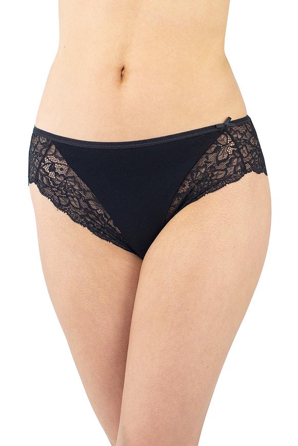 Figi zostały wykonane z wiskozy, która zapewnia doskonałą trwałość kolorów i miękkość w dotyku, oraz koronki, która nadaje zmysłowość tej części bielizny.
Skład produktu: 95% wiskoza, 5% elastan
 