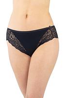 Figi zostały wykonane z wiskozy, która zapewnia doskonałą trwałość kolorów i miękkość w dotyku, oraz koronki, która nadaje zmysłowość tej części bielizny.
Skład produktu: 95% wiskoza, 5% elastan
 