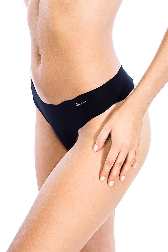 Stringi z delikatnej mikrofibry, dzięki laserowemi zakończeniu nie odznaczają się pod ubraniem
Skład surowcowy: 90%Poliamid 10%Elastan