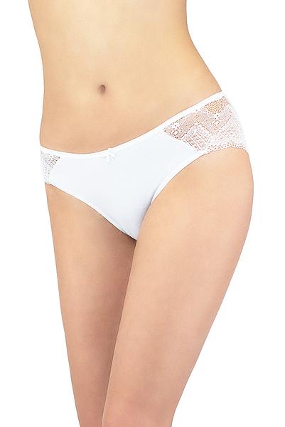 Damskie figi z dodatkiem czarującej koronki. Z przodu nogawki głęboko wykrojone zaś z tył ozdobione koronką.
Figi typu bikini.
Skład: 95% bawełna, 5% elastan