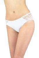 Damskie figi z dodatkiem czarującej koronki. Z przodu nogawki głęboko wykrojone zaś z tył ozdobione koronką.
Figi typu bikini.
Skład: 95% bawełna, 5% elastan