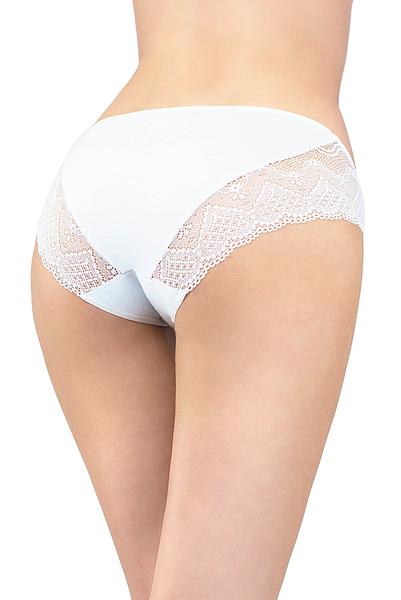 Damskie figi z dodatkiem czarującej koronki. Z przodu nogawki głęboko wykrojone zaś z tył ozdobione koronką.
Figi typu bikini.
Skład: 95% bawełna, 5% elastan