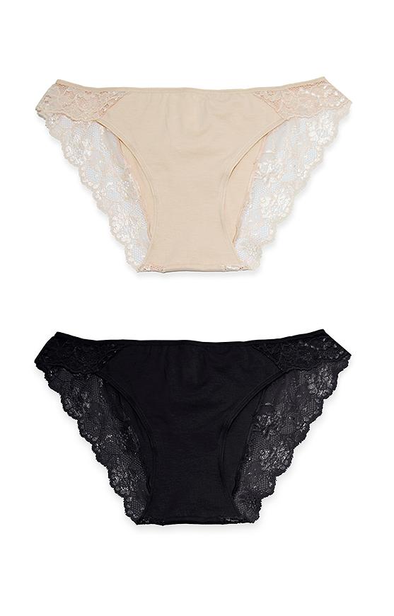 Damskie figi z dodatkiem czarującej koronki. Z przodu nogawki głęboko wykrojone zaś z tył ozdobione koronką.
Figi typu bikini.
Skład: 95% bawełna, 5% elastan