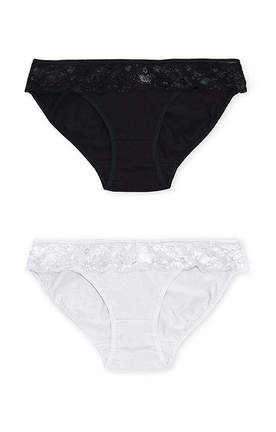 Figi damskie z wysokiej jakości bawełny 95% z dodatkiem elastanu 5 %.
Biodra i tył zdobi ażurowa koronka w kwiatowym motywie.