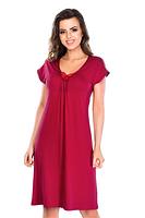 Koszula damska z krótkim rękawem, z wysokiej jakości wiskozy z dodatkiem elastanu. Dekolt półokrągły obszyty satynową lamówką, ozdobiony kokardką i delikatnym marszczeniem.
Skład: wiskoza 94%, 6% elastan