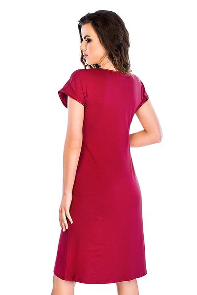 Koszula damska z krótkim rękawem, z wysokiej jakości wiskozy z dodatkiem elastanu. Dekolt półokrągły obszyty satynową lamówką, ozdobiony kokardką i delikatnym marszczeniem.
Skład: wiskoza 94%, 6% elastan