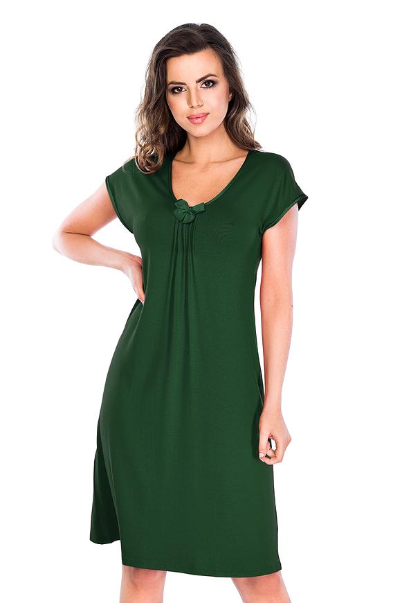 Koszula damska z krótkim rękawem, z wysokiej jakości wiskozy z dodatkiem elastanu. Dekolt półokrągły obszyty satynową lamówką, ozdobiony kokardką i delikatnym marszczeniem.
Skład: wiskoza 94%, 6% elastan