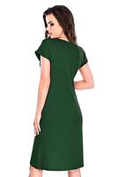 Koszula damska z krótkim rękawem, z wysokiej jakości wiskozy z dodatkiem elastanu. Dekolt półokrągły obszyty satynową lamówką, ozdobiony kokardką i delikatnym marszczeniem.
Skład: wiskoza 94%, 6% elastan