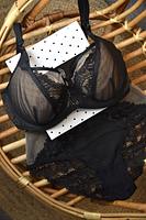 Biustonosz półusztywniony.
Wnętrze miseczki wykonane z beżowej pianki, wierzch z czarnego plenu, środek zdobi koronka, góra z tiulu. Materiał wyciągnięty ponad miseczkę i połączony z ramiączkiem na kółeczku.
Obwód z podwójnego tiulu, brak bocznej fiszbiny.
Konstrukcja z szerokim łukiem fiszbiny układa biust naturalnie i zapewnia wygodę w całodziennym użytkowaniu.
Skład surowcowy: 85% Poliamid, 10% Elastan, 5% Poliester.
 