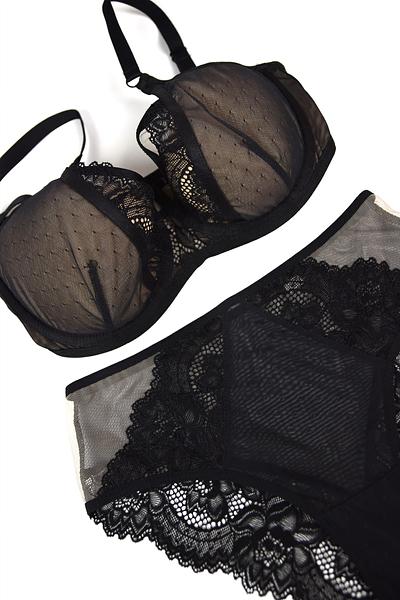 Biustonosz półusztywniony.
Wnętrze miseczki wykonane z beżowej pianki, wierzch z czarnego plenu, środek zdobi koronka, góra z tiulu. Materiał wyciągnięty ponad miseczkę i połączony z ramiączkiem na kółeczku.
Obwód z podwójnego tiulu, brak bocznej fiszbiny.
Konstrukcja z szerokim łukiem fiszbiny układa biust naturalnie i zapewnia wygodę w całodziennym użytkowaniu.
Skład surowcowy: 85% Poliamid, 10% Elastan, 5% Poliester.
 