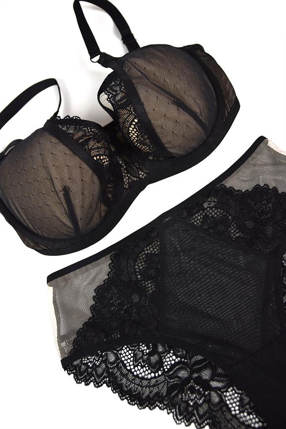 Biustonosz półusztywniony.
Wnętrze miseczki wykonane z beżowej pianki, wierzch z czarnego plenu, środek zdobi koronka, góra z tiulu. Materiał wyciągnięty ponad miseczkę i połączony z ramiączkiem na kółeczku.
Obwód z podwójnego tiulu, brak bocznej fiszbiny.
Konstrukcja z szerokim łukiem fiszbiny układa biust naturalnie i zapewnia wygodę w całodziennym użytkowaniu.
Skład surowcowy: 85% Poliamid, 10% Elastan, 5% Poliester.
 