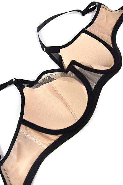 Biustonosz półusztywniony.
Wnętrze miseczki wykonane z beżowej pianki, wierzch z czarnego plenu, środek zdobi koronka, góra z tiulu. Materiał wyciągnięty ponad miseczkę i połączony z ramiączkiem na kółeczku.
Obwód z podwójnego tiulu, brak bocznej fiszbiny.
Konstrukcja z szerokim łukiem fiszbiny układa biust naturalnie i zapewnia wygodę w całodziennym użytkowaniu.
Skład surowcowy: 85% Poliamid, 10% Elastan, 5% Poliester.
 