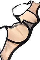 Biustonosz półusztywniony.
Wnętrze miseczki wykonane z beżowej pianki, wierzch z czarnego plenu, środek zdobi koronka, góra z tiulu. Materiał wyciągnięty ponad miseczkę i połączony z ramiączkiem na kółeczku.
Obwód z podwójnego tiulu, brak bocznej fiszbiny.
Konstrukcja z szerokim łukiem fiszbiny układa biust naturalnie i zapewnia wygodę w całodziennym użytkowaniu.
Skład surowcowy: 85% Poliamid, 10% Elastan, 5% Poliester.
 