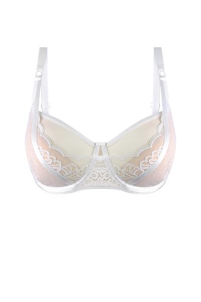 Biustonosz półusztywniony.
Wnętrze miseczki wykonane z beżowej pianki, wierzch z białego plenu, środek zdobi koronka, góra z tiulu. Materiał wyciągnięty ponad miseczkę i połączony z ramiączkiem na kółeczku.
Obwód z podwójnego tiulu, brak bocznej fiszbiny.
Konstrukcja z szerokim łukiem fiszbiny układa biust naturalnie i zapewnia wygodę w całodziennym użytkowaniu.
Skład surowcowy: 85% Poliamid, 10% Elastan, 5% Poliester.
 