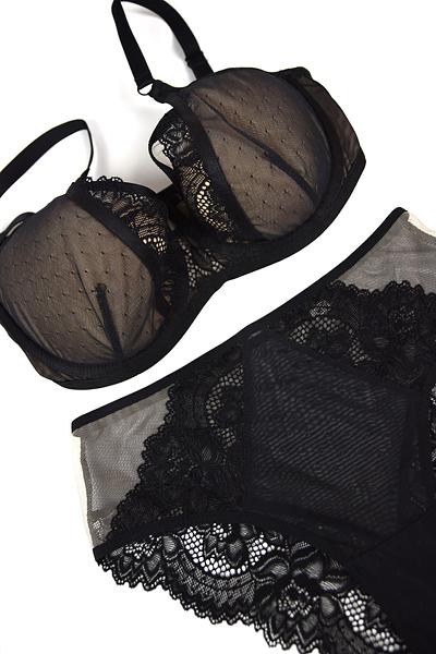 Figi wykonane z połączenia tiulu i koronki.
Boczki z tiulu pokrytego czarną koronką, tył z siatki, dół wykończony koronką.
Skład: 78% Poliamid, 12% Elastan, 5% Poliester, 5% Bawełna
 