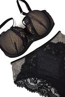 Figi wykonane z połączenia tiulu i koronki.
Boczki z tiulu pokrytego czarną koronką, tył z siatki, dół wykończony koronką.
Skład: 78% Poliamid, 12% Elastan, 5% Poliester, 5% Bawełna
 