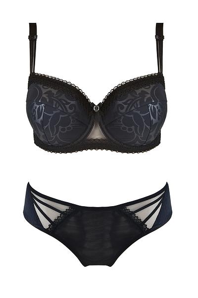 Biustonosz push-up, miseczki pokryte połyskującą, wzorzystą mikrofibrą, w górnej linii taśma z koronki. Ramiączka z potrójnymi paseczkami przy miseczkach. Fason sprawdzi się na małym i średnim biuście, a wyjmowane wkładki push-up zapewniają możliwość idealnego dopasowania.
SKŁAD:88% POLIAMID 8% ELASTAN 4% POLIESTER