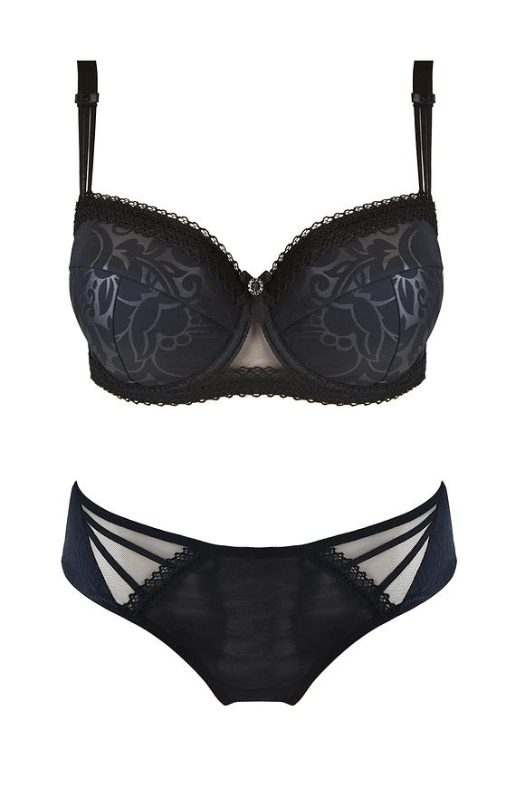 Biustonosz push-up, miseczki pokryte połyskującą, wzorzystą mikrofibrą, w górnej linii taśma z koronki. Ramiączka z potrójnymi paseczkami przy miseczkach. Fason sprawdzi się na małym i średnim biuście, a wyjmowane wkładki push-up zapewniają możliwość idealnego dopasowania.
SKŁAD:88% POLIAMID 8% ELASTAN 4% POLIESTER